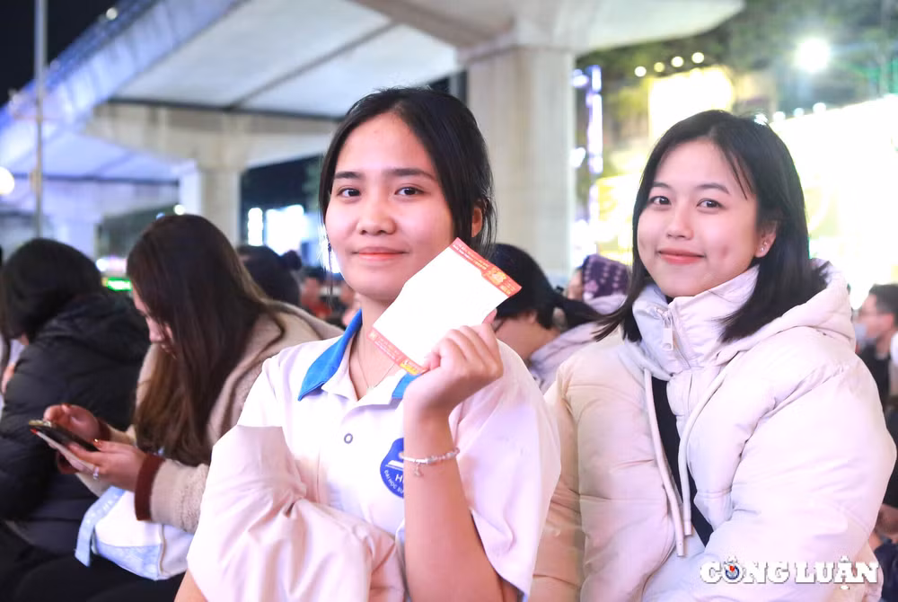 dem muon ngay via than tai nguoi dan van rong ran xep hang cho den luot mua vang hinh 2