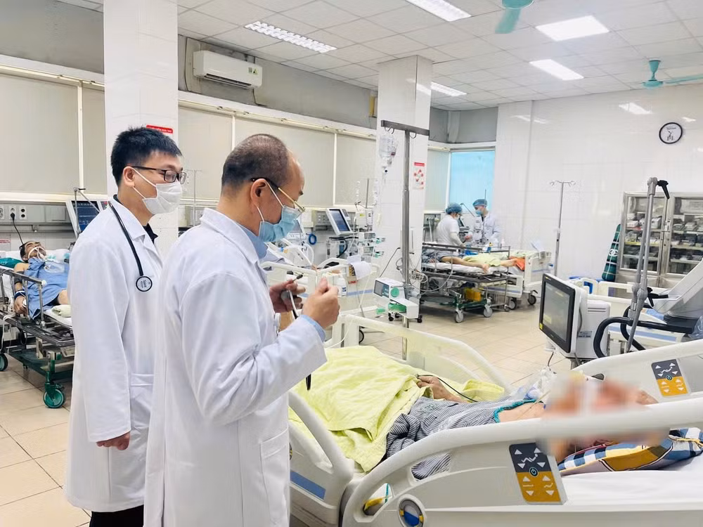 bac si benh vien bach mai canh bao khong chu quan voi cum mua hinh 1