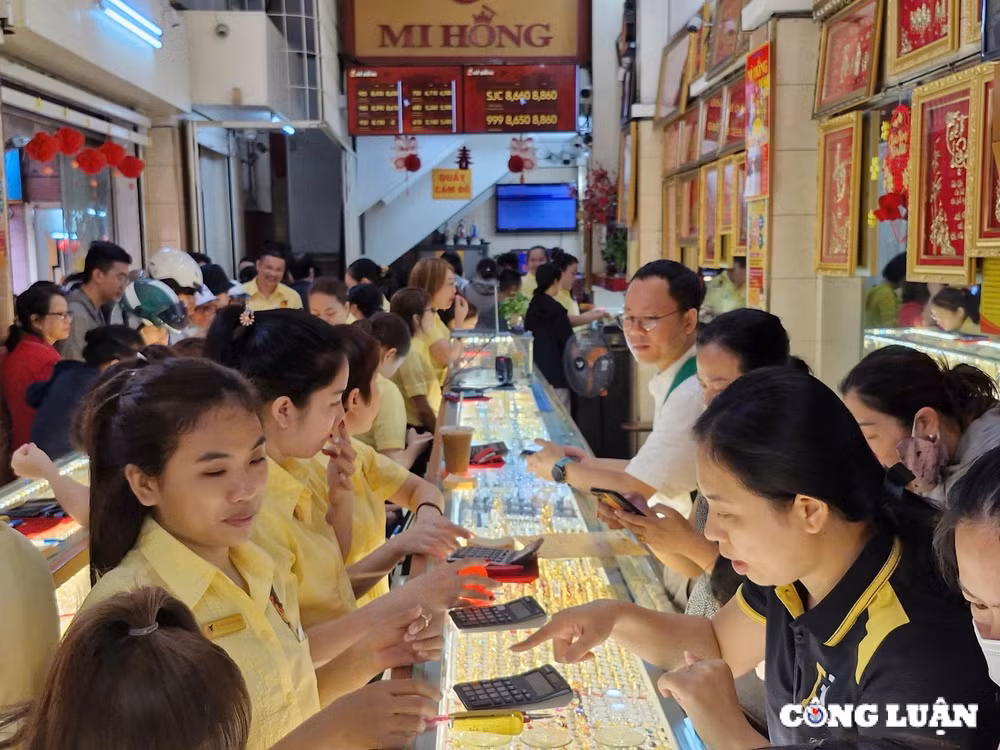 nguoi dan tp hcm xep hang di mua vang ca loc nuong ngay via than tai hinh 1