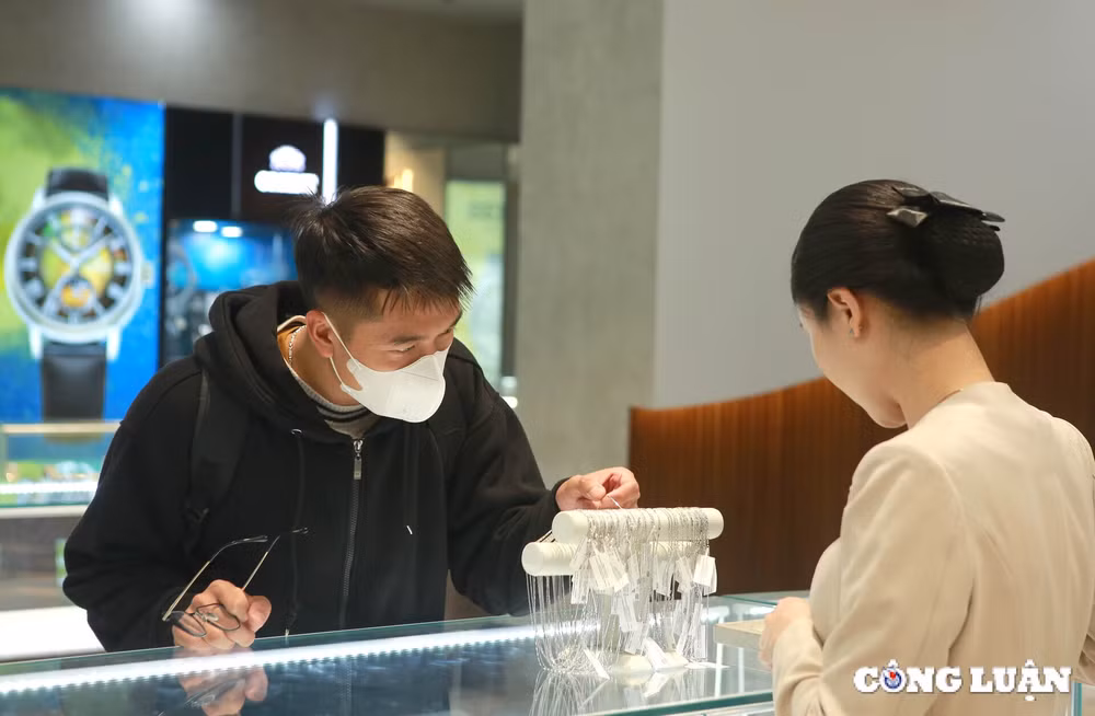gia vang tang cao nhieu sinh vien do xo di mua bac cau may man hinh 11