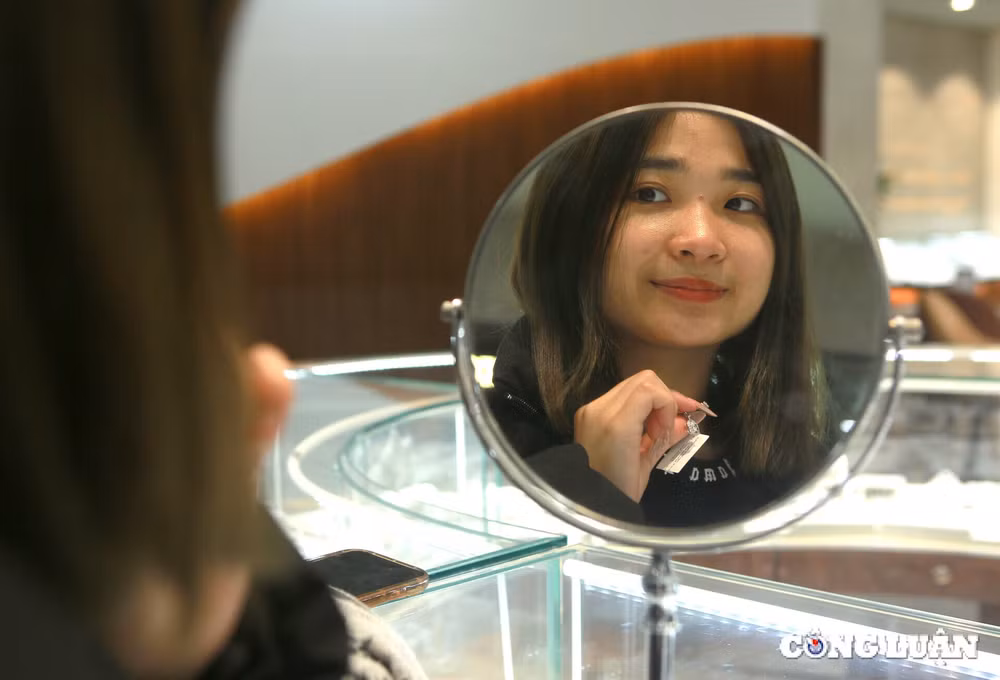 gia vang tang cao nhieu sinh vien do xo di mua bac cau may man hinh 4