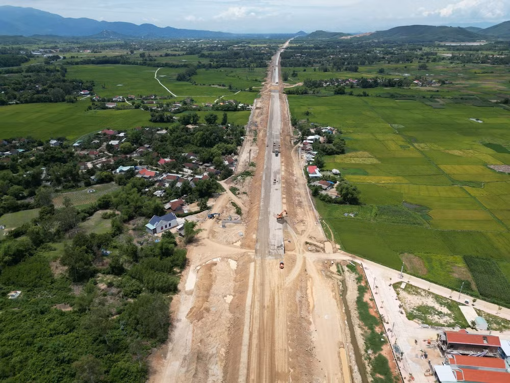 binh dinh tim don vi trai tham nhua tuyen duong bac nam va duong dong tay tai goi thau hon 50 ty dong hinh 1