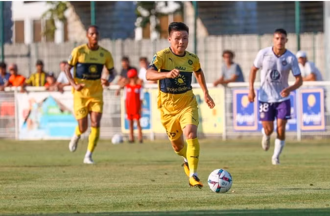 quang hai ra san trong ngay pau fc thua dau clb metz hinh 3