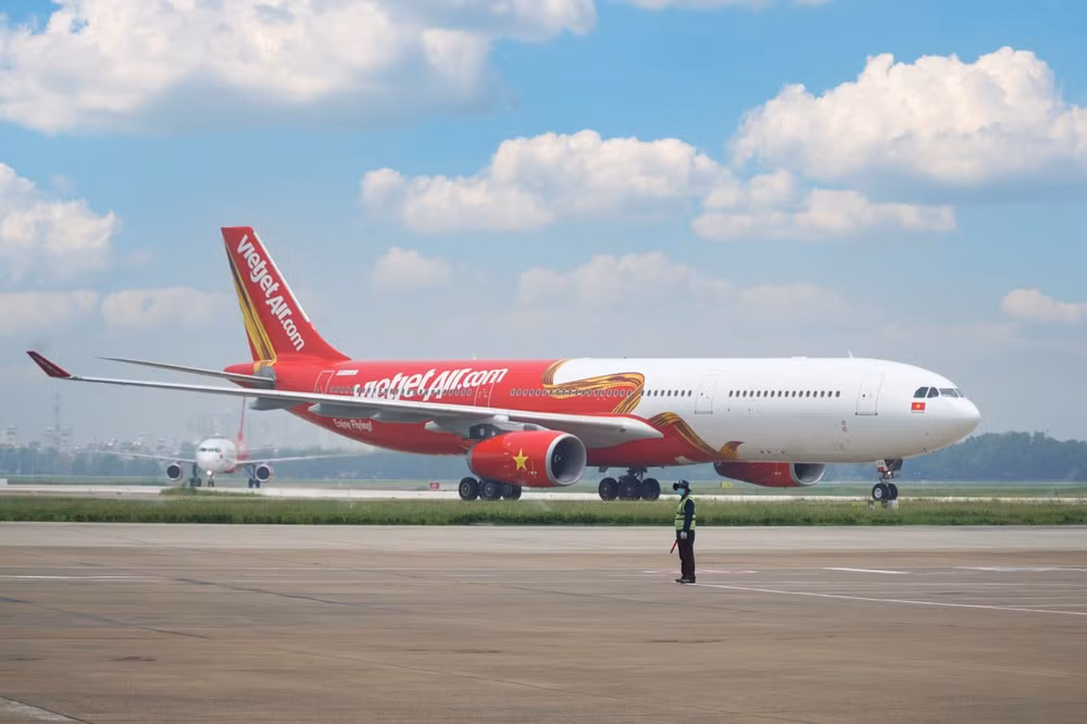 dat ve bay quoc te thu 2 hang tuan cung vietjet duoc giam ngay 20 hinh 1