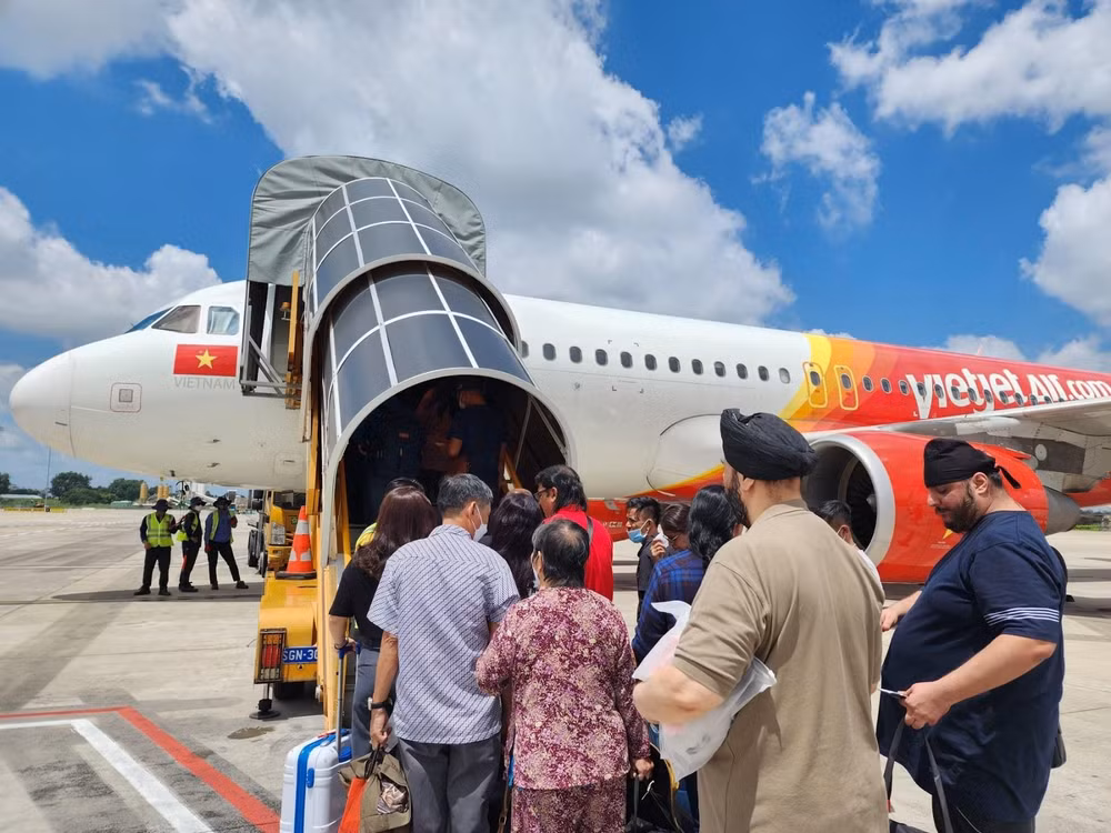 dat ve bay quoc te thu 2 hang tuan cung vietjet duoc giam ngay 20 hinh 4