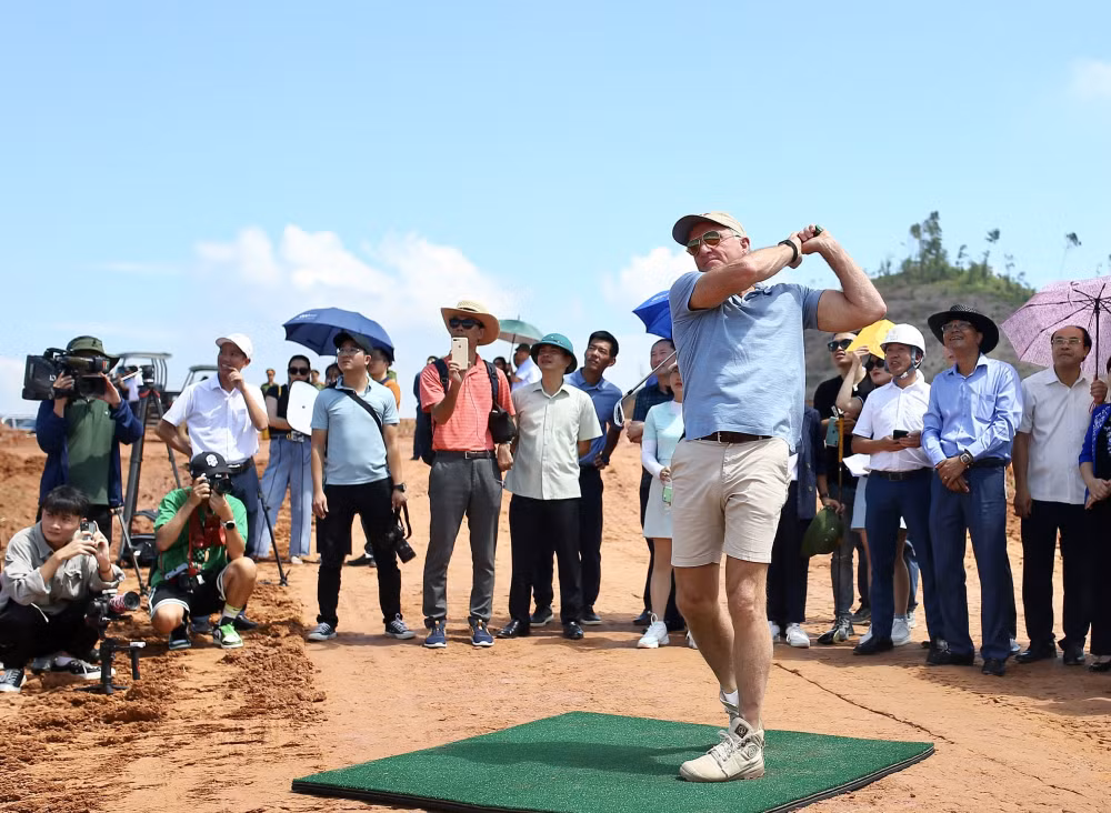 cu swing dau tien cua huyen thoai greg norman tai san golf van lang empire hinh 1