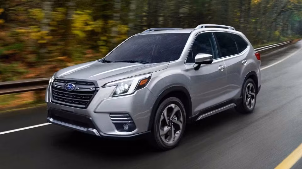 subaru forester 2023 tang gia ban trang bi khong doi hinh 1