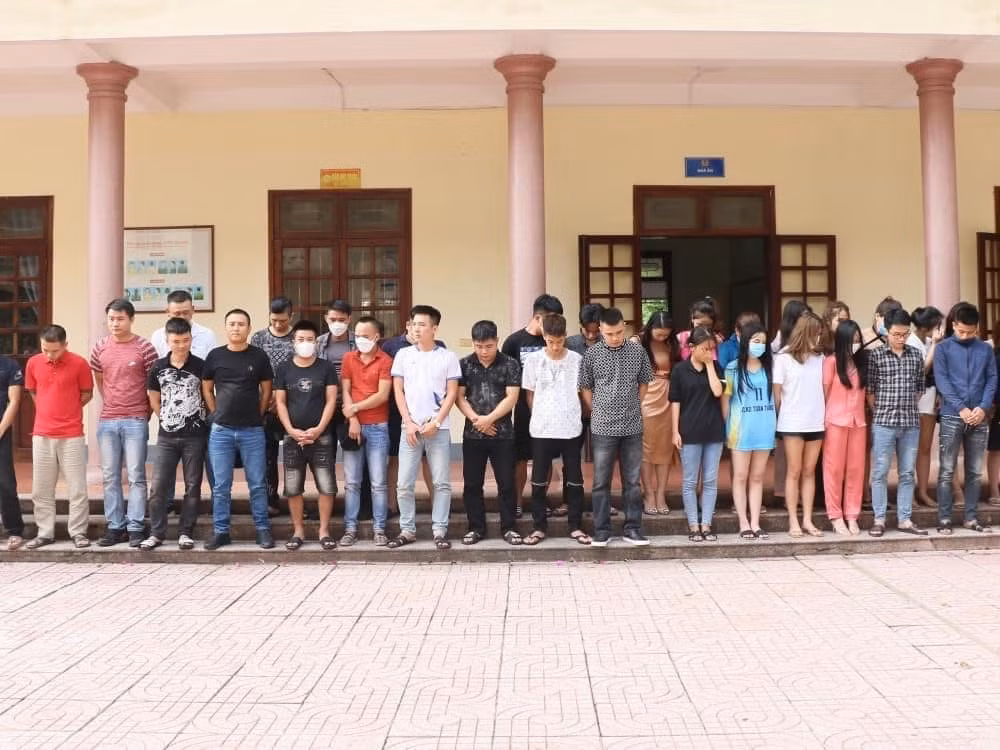 ha tinh bat giu 44 doi tuong su dung ma tuy trong quan karaoke hinh 3