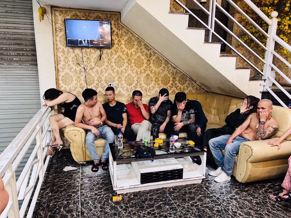 ha tinh bat giu 44 doi tuong su dung ma tuy trong quan karaoke hinh 1