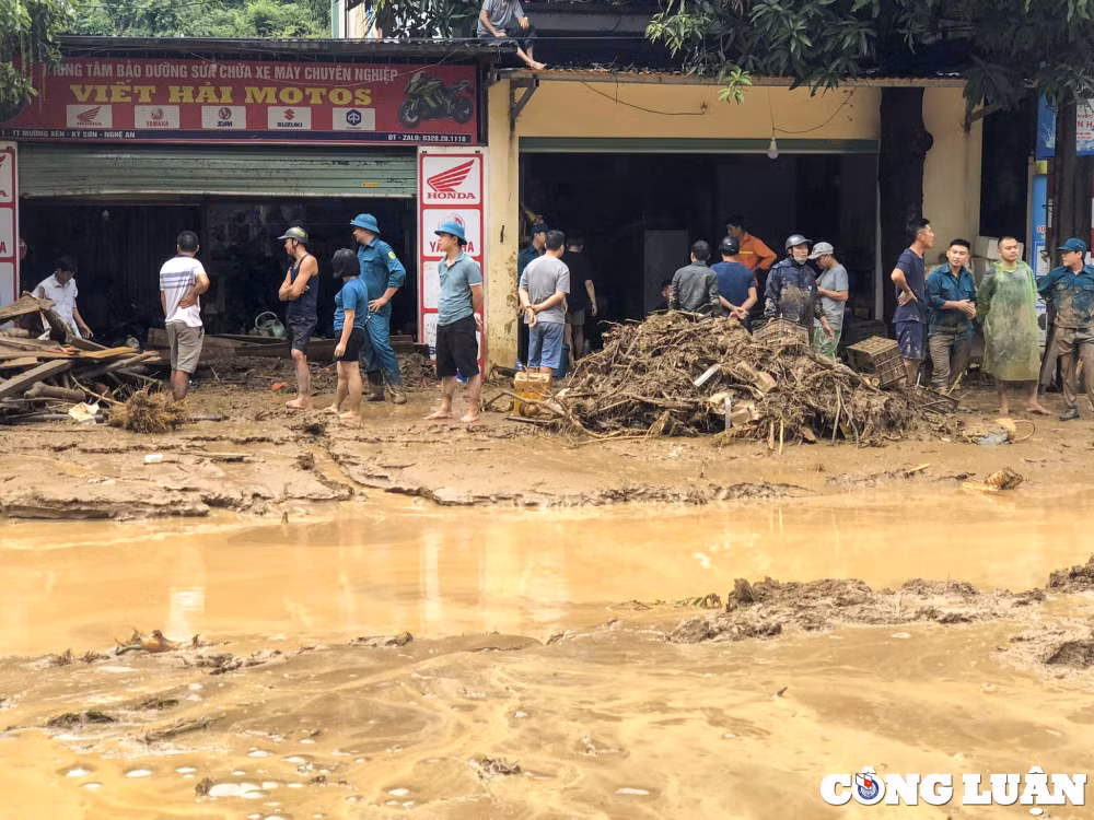 nghe an bun dat phu kin duong cao hon 1m sau tran lu quet o huyen ky son hinh 12