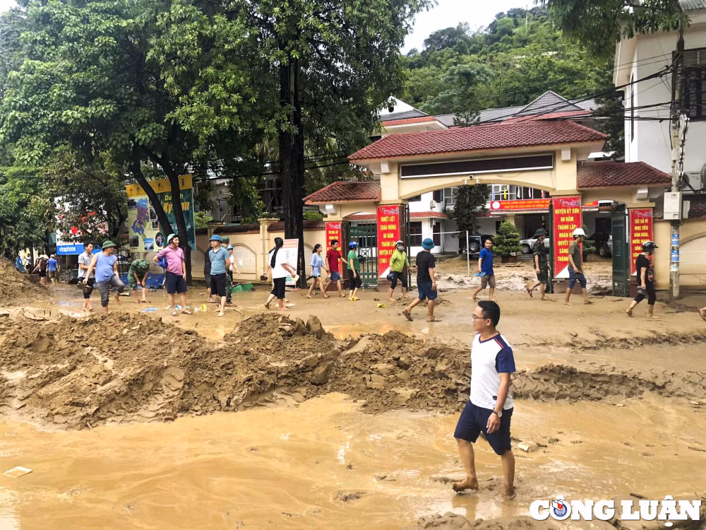 nghe an bun dat phu kin duong cao hon 1m sau tran lu quet o huyen ky son hinh 1