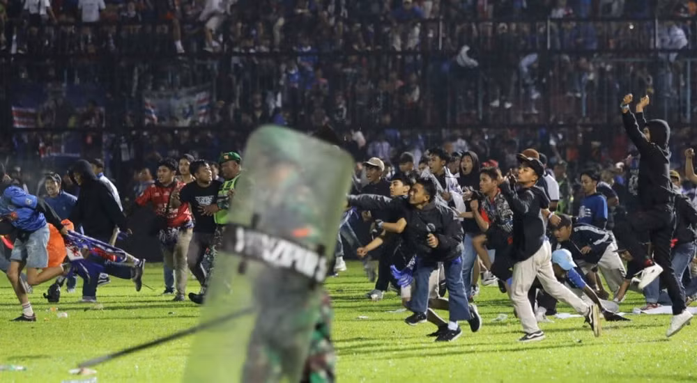 nguoi ham mo indonesia thap nen cau nguyen nan nhan vu giam dap o san kanjuruhan hinh 1