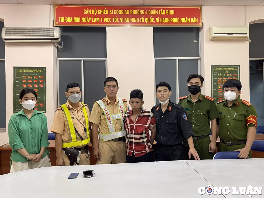 csgt tp hcm bat nong doi tuong cuop giat dien thoai hinh 1
