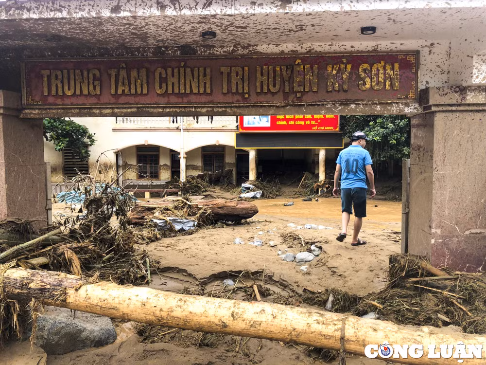 nghe an bun dat phu kin duong cao hon 1m sau tran lu quet o huyen ky son hinh 6