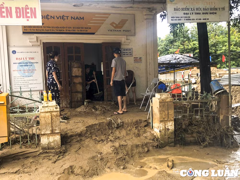 nghe an bun dat phu kin duong cao hon 1m sau tran lu quet o huyen ky son hinh 5
