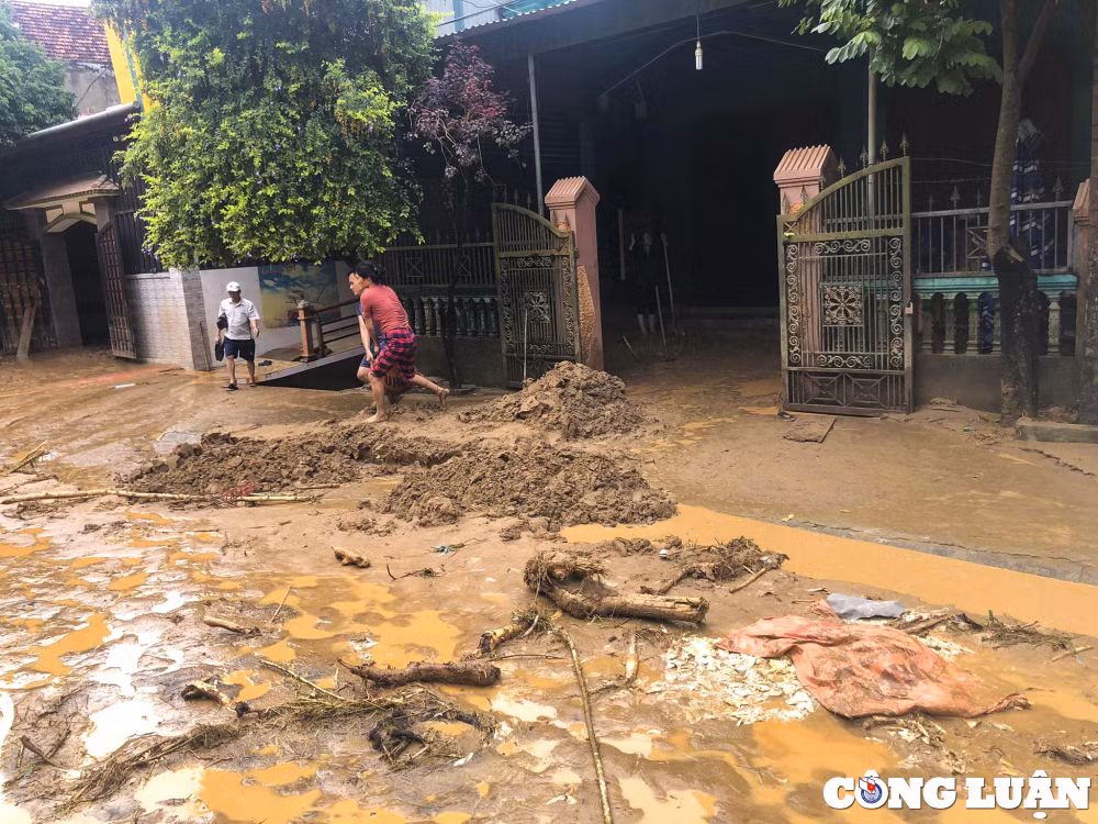 nghe an bun dat phu kin duong cao hon 1m sau tran lu quet o huyen ky son hinh 13