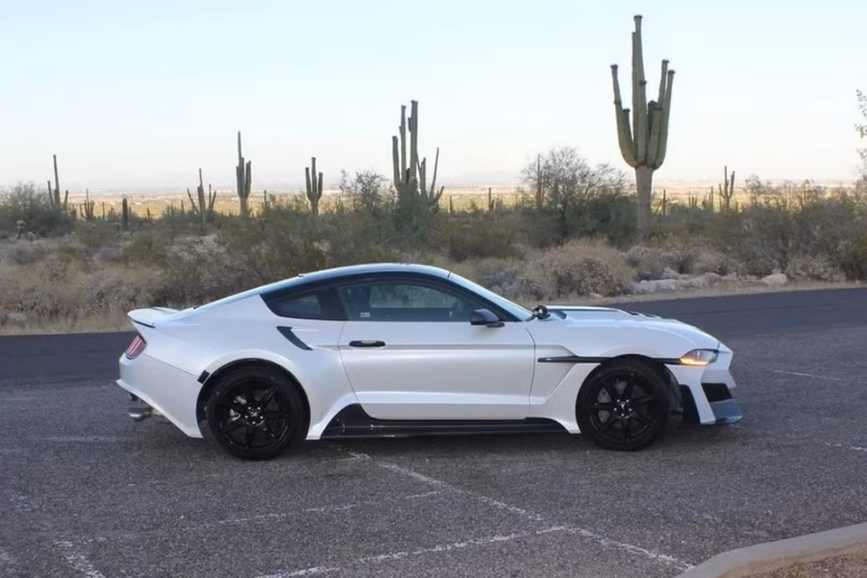 ford mustang trong ham ho hon voi goi do than rong hinh 7