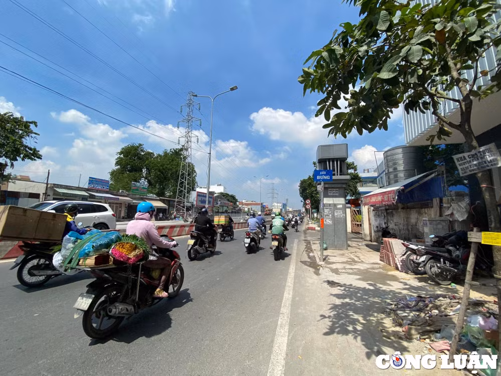 tp hcm nguoi dan het so ket xe vi nhanh 2 cau bung sap thong xe hinh 2