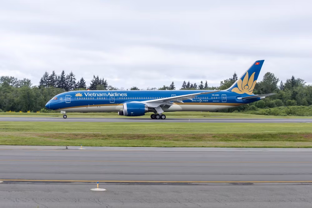 vietnam airlines ha canh khan cap tai azerbaijan de cap cuu hanh khach hinh 1