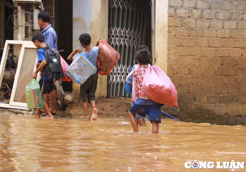 bai 3 nghe an nang len nguoi dan loi bun vuot lu di nhan qua ho tro hinh 12