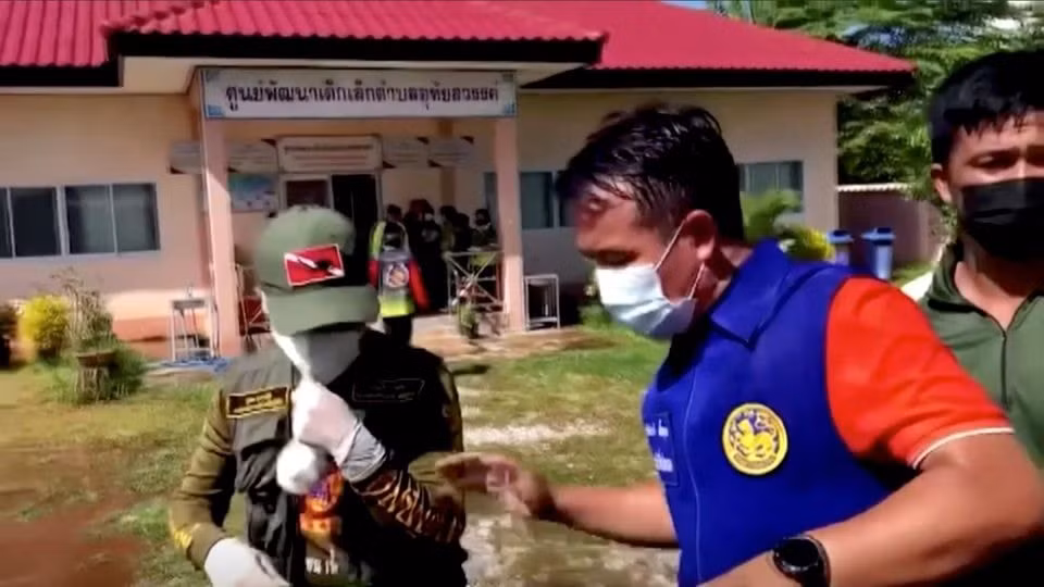 cuu canh sat xa sung giet chet 34 nguoi gom 22 tre em o thai lan hinh 2