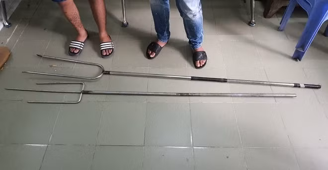 Hung khí dùng để truy sát nạn nhân được cơ quan công an thu giữ. (Ảnh: Zingnew)