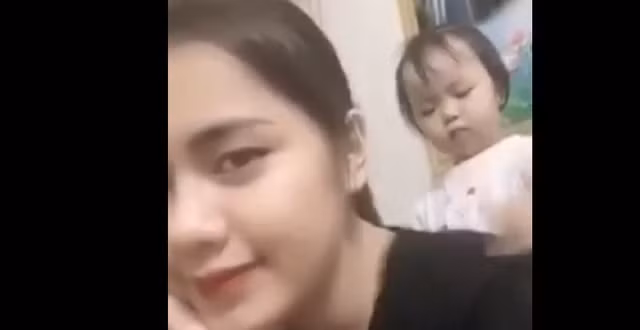 Cô con gái Sunny với những cử chỉ xoa cho mẹ. Ảnh: TL