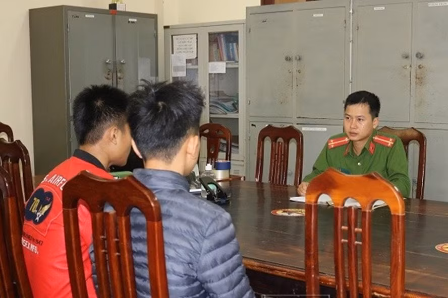 Hai đối tượng Lương Bảo P, Nông Đình D tại cơ quan điều tra. Ảnh: baobacgiang.vn
