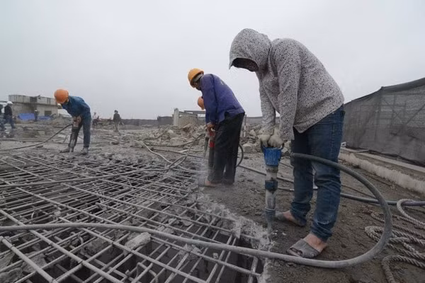 Công nhân phá dỡ tầng 19 của công trình 8B Lê Trực