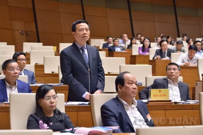 Bộ trưởng Bộ Thông tin và Truyền thông Nguyễn Mạnh Hùng trả lời chất vấn tại Quốc hội.