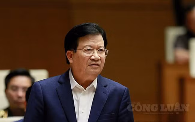 Phó Thủ tướng Trịnh Đình Dũng trả lời chất vấn của các Đại biểu tại Quốc hội.
