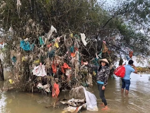 Rác túi nilon và rác thải nhựa vương đầy trên những bờ tre, tường rào...