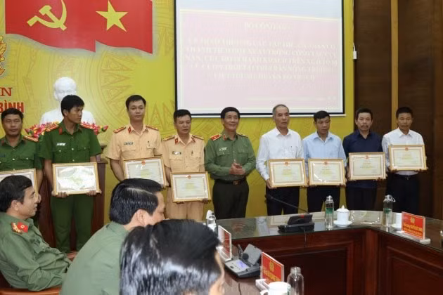 16 cá nhân có thành tích xuất sắc được nhận Bằng khen của Bộ Công an