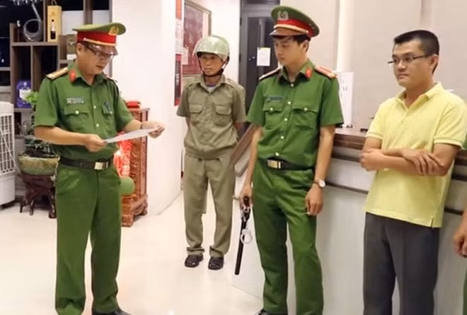Cơ quan CSĐT Công an Ninh Thuận đọc lệnh bắt giữ Vinh (áo vàng). Ảnh: TL.