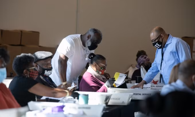 Các nhân viên bầu cử đếm phiếu bầu của hạt Fulton ở Atlanta, Georgia vào hôm thứ Tư - Ảnh: Jessica McGowan / Getty Images