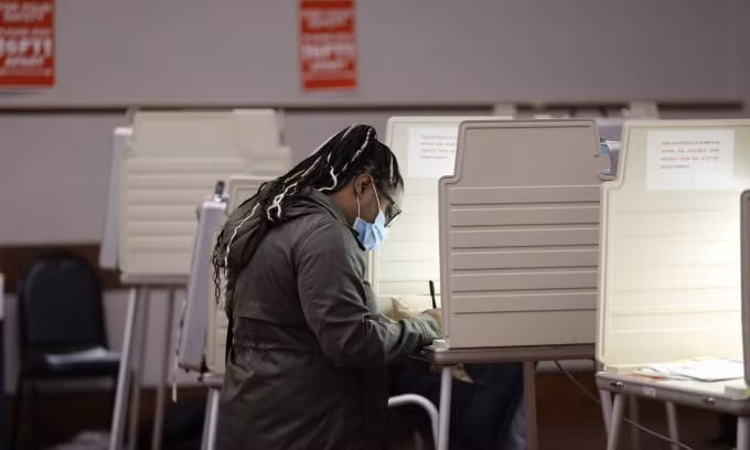 Một phụ nữ ở Detroit bỏ phiếu trong cuộc bầu cử tổng thống năm 202 - Ảnh: Jeff Kowalsky / AFP / Getty Images