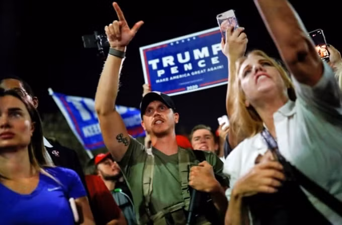 Một người ủng hộ Trump phản đối về kết quả sớm của cuộc bầu cử tổng thống năm 2020, trước Trung tâm Lập bảng và Bầu cử Quận Maricopa, ở Phoenix, Arizona ngày 4 tháng 11 - Ảnh:[Edgard Garrido / Reuters