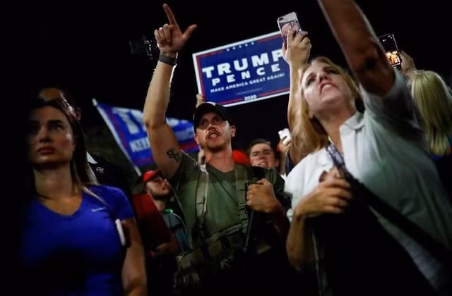 Những người biểu tình ủng hộ ông Trump ở Arizona. Ảnh: Reuters