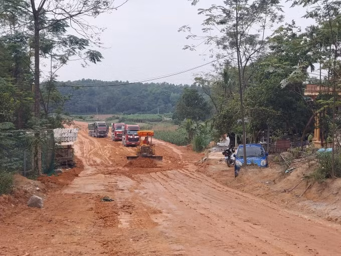 Hàng loạt xe chở đất lo go Thế Mạnh vận chuyển đất ra khỏi dự án đi tiêu thụ