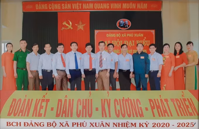 Tập thể BCH Đảng bộ xã Phú Xuân, nhiệm kỳ 2020 - 2025