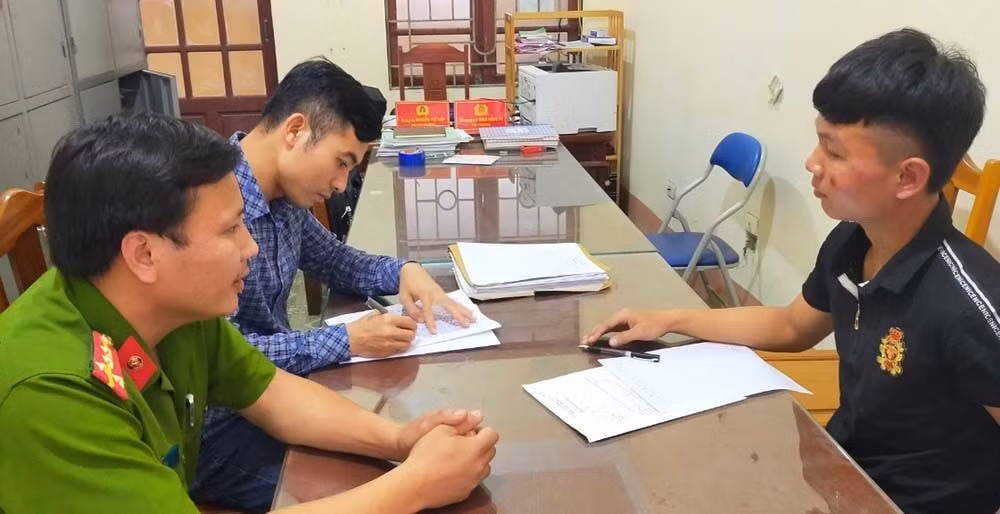 Công an tiến hành lấy lời khai của các đối tượng. Ảnh: nld.vn