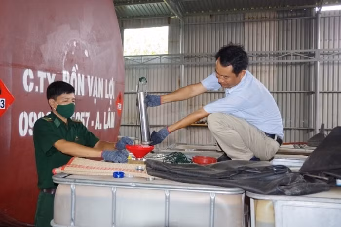 Lực lượng chức năng trực tiếp kiểm tra kho hàng. Ảnh: baogiaothong.vn