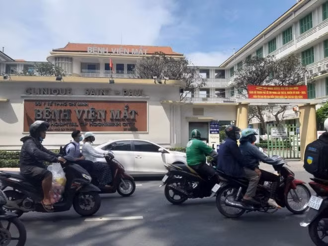 Bộ Công an khám xét, điều tra tại Bệnh viện Mắt TP.HCM. Ảnh: 24h.com.vn