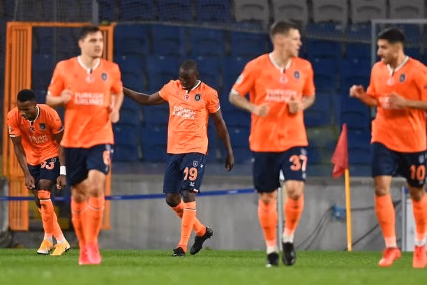Demba Ba mở tỉ số cho Istanbul. Ảnh: thethao247.vn