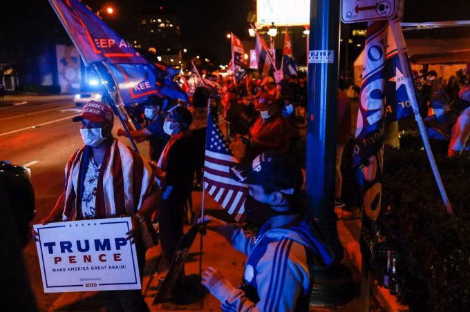 Những người ủng hộ Tổng thống Donald Trump cổ vũ và vẫy cờ Trump và Hoa Kỳ tại khu phố Little Havana của Miami vào thứ Ba. Ảnh: SCOTT MCINTYRE / THE NEW YORK TIMES