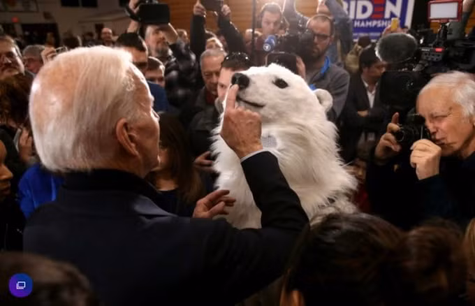 Joe Biden vỗ vào mũi một người mặc trang phục gấu Bắc Cực trong một sự kiện tranh cử ở New Hampshire; tương lai của Hoa Kỳ trong việc có tái tham gia hiệp định khí hậu Paris hay không phụ thuộc vào cuộc bầu cử năm 2020. Ảnh: AFP