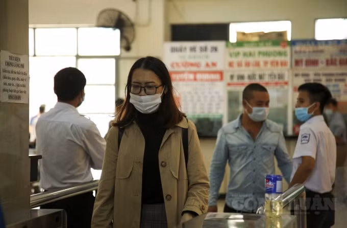 Tại các cửa ra vào bến xe khách được sự nhắc nhở của các nhân viên bến xe, việc thực hiện yêu cầu đeo khẩu trang khá nghiêm túc.