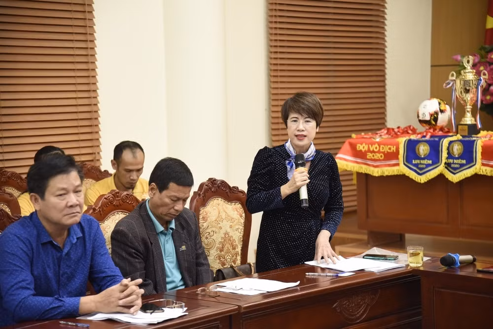 Bà Lê Thị Bích Ngọc – Tổng Biên tập báo Lao động Thủ đô, Trưởng Ban Tổ chức giải phát biểu tại lễ bốc thăm. (Ảnh: Mạnh Tiến)