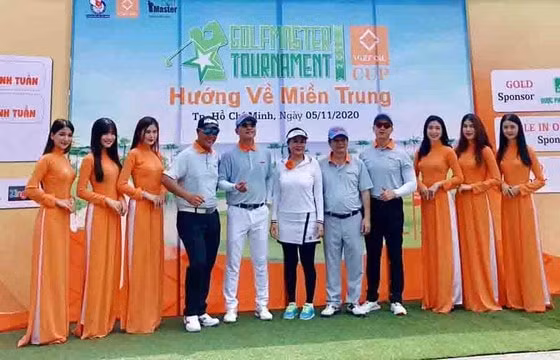 Ban tổ chức giải golf Hướng về Miền Trung trong buổi lễ khai mạc.
