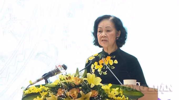 Đồng chí Trương Thị Mai, Ủy viên Bộ Chính trị, Bí thư Trung ương Đảng, Trưởng Ban Dân vận Trung ương phát biểu tại hội nghị.
